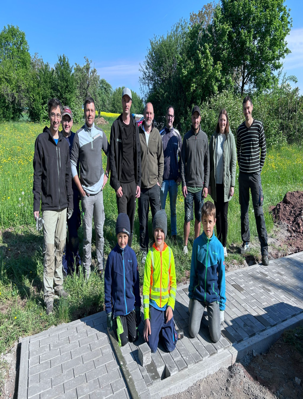 Das Bild zeigt die Helferinnen und Helfer der Pflaster-Aktion