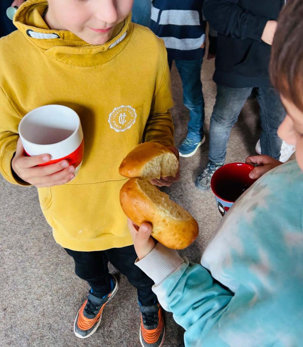 Kinder mit Einback und Punsch