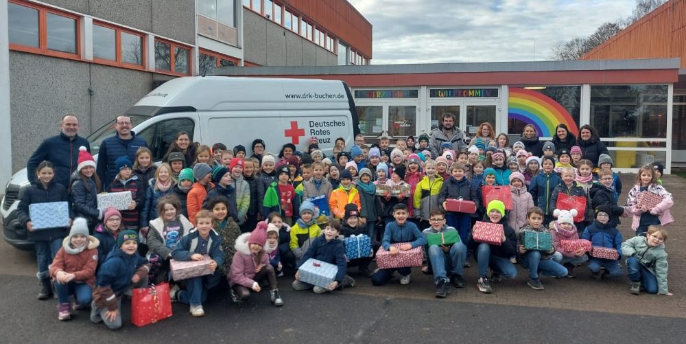 Schulgemeinschaft der GS Mudau bei der Übergabe der Weihnachtspäckchen
