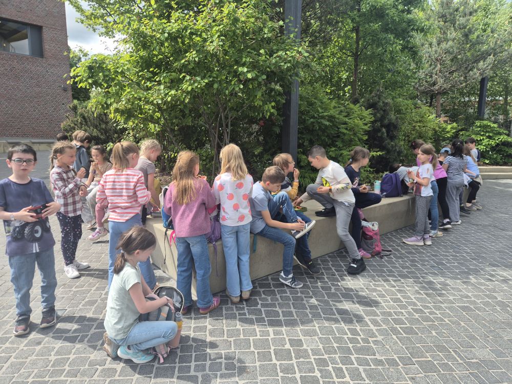 Kinder in der Mittagspause