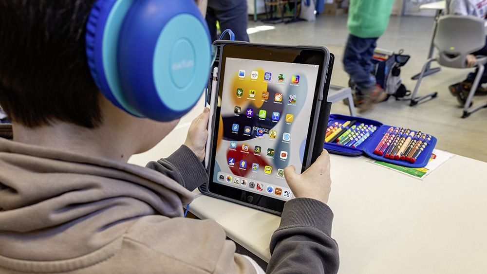 Grundschulkind arbeitet mit einem Tablet