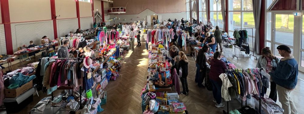 Das Bild zeigt Verkauftsstände in der Odenwaldhalle