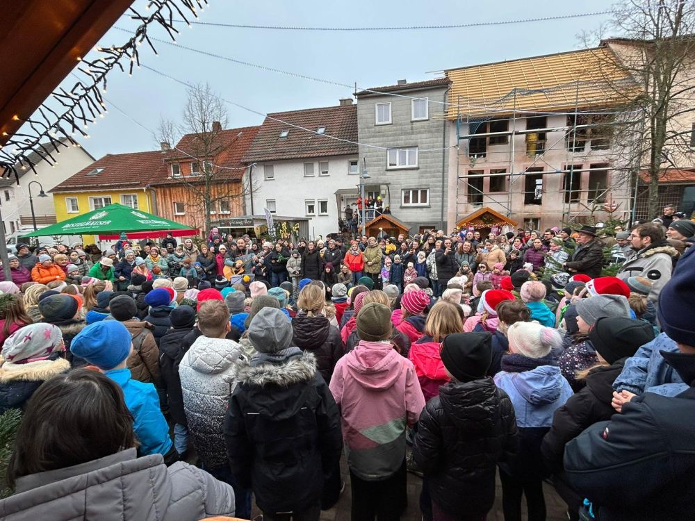 Kinder der Grundschule Mudau die zur Eröffnung des Weihnachtsmarktes singen