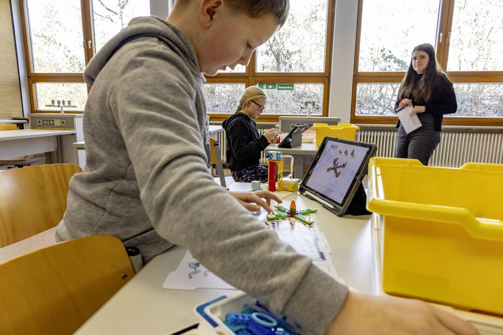 Lernen und Entdecken mit Lego und Tablet