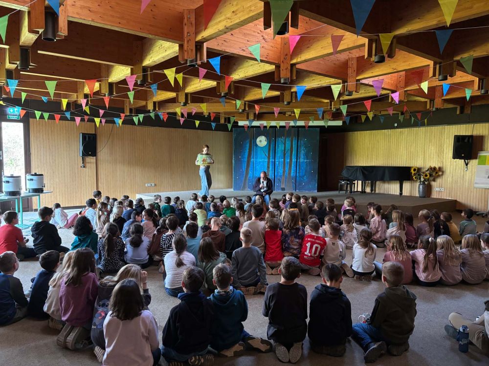 Kinder hören beim Vorlesen zu