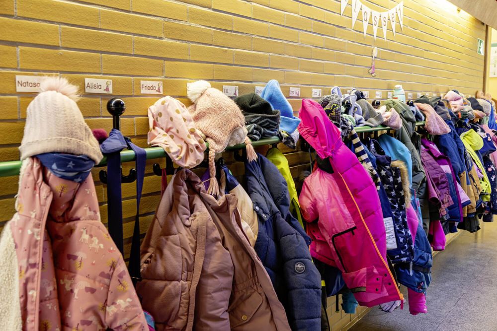 Gaderobe voll mit bunten Kinderjacken