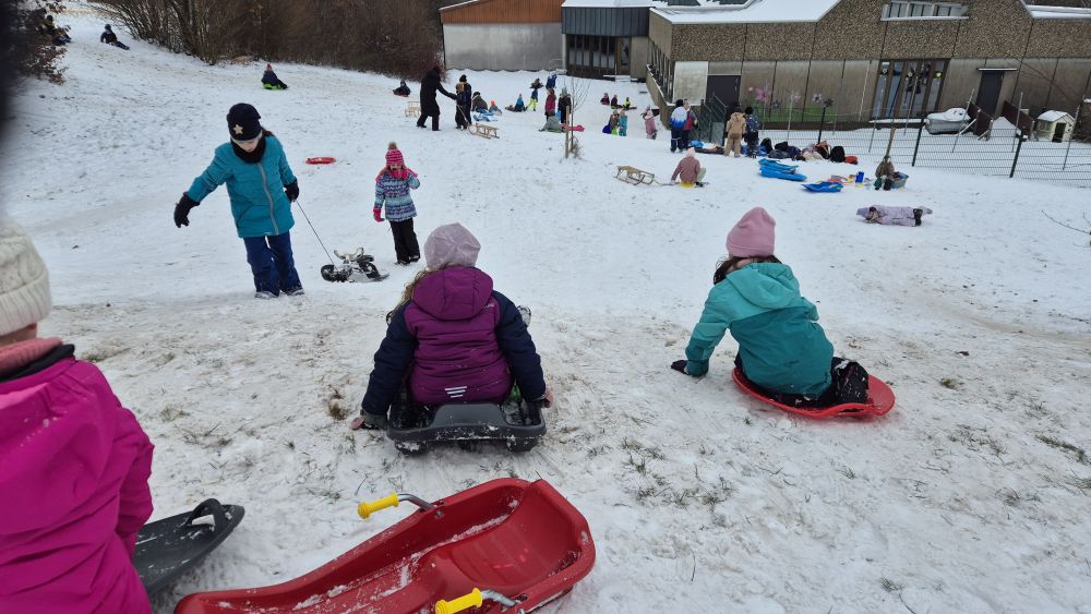 Kinder der Klassen 1a und 2 beim Schlittenfahren