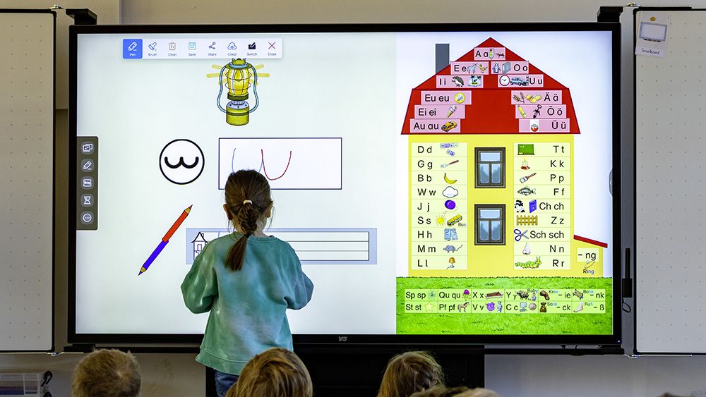 Kinder an der digitalen Tafel