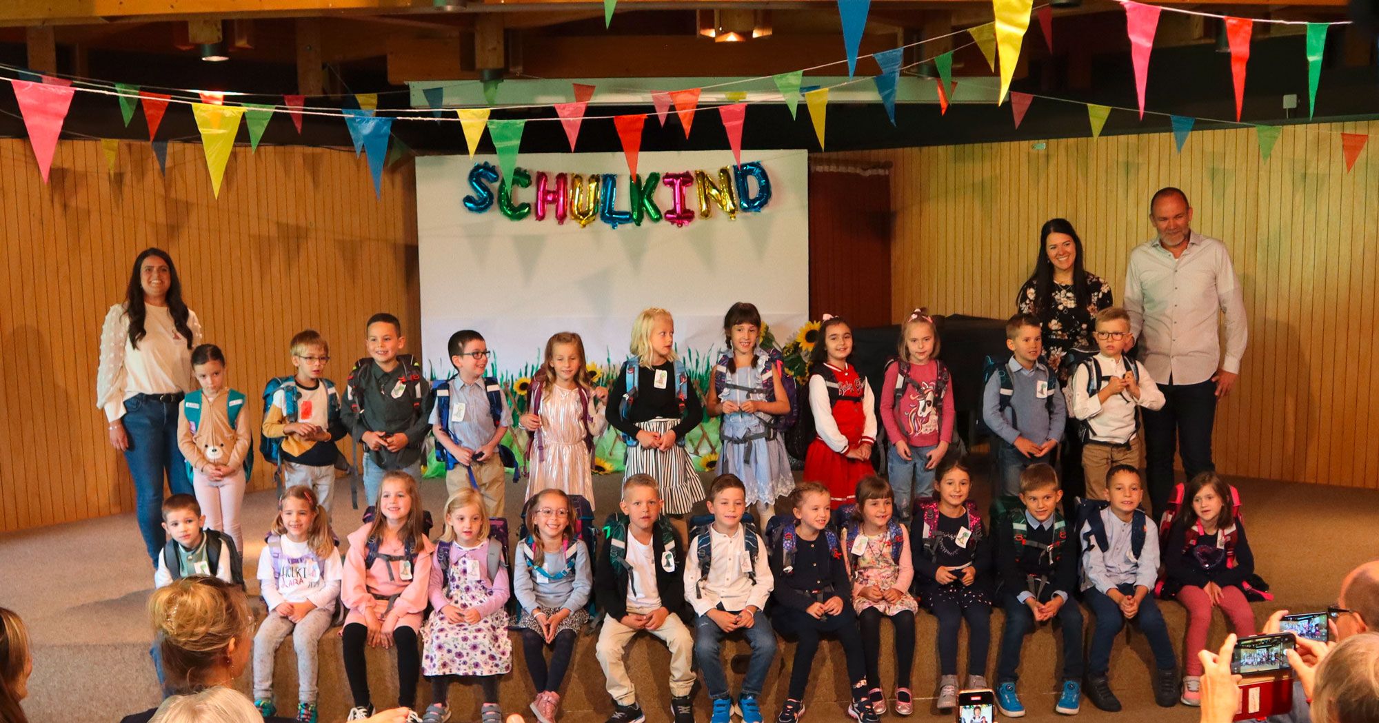 Einschulungsfoto mit vielen Kindern und Lehrern