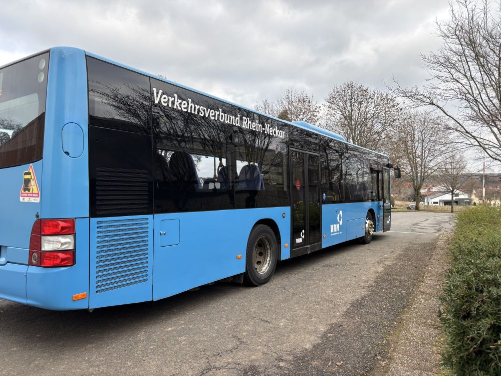 Bus auf dem Pausenhof
