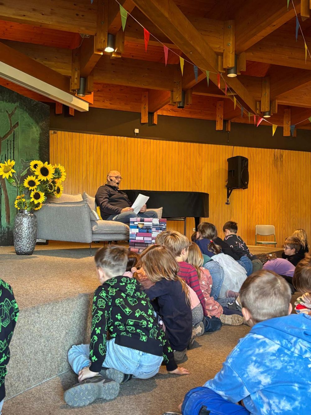 Kinder hören dem Vorleser zu