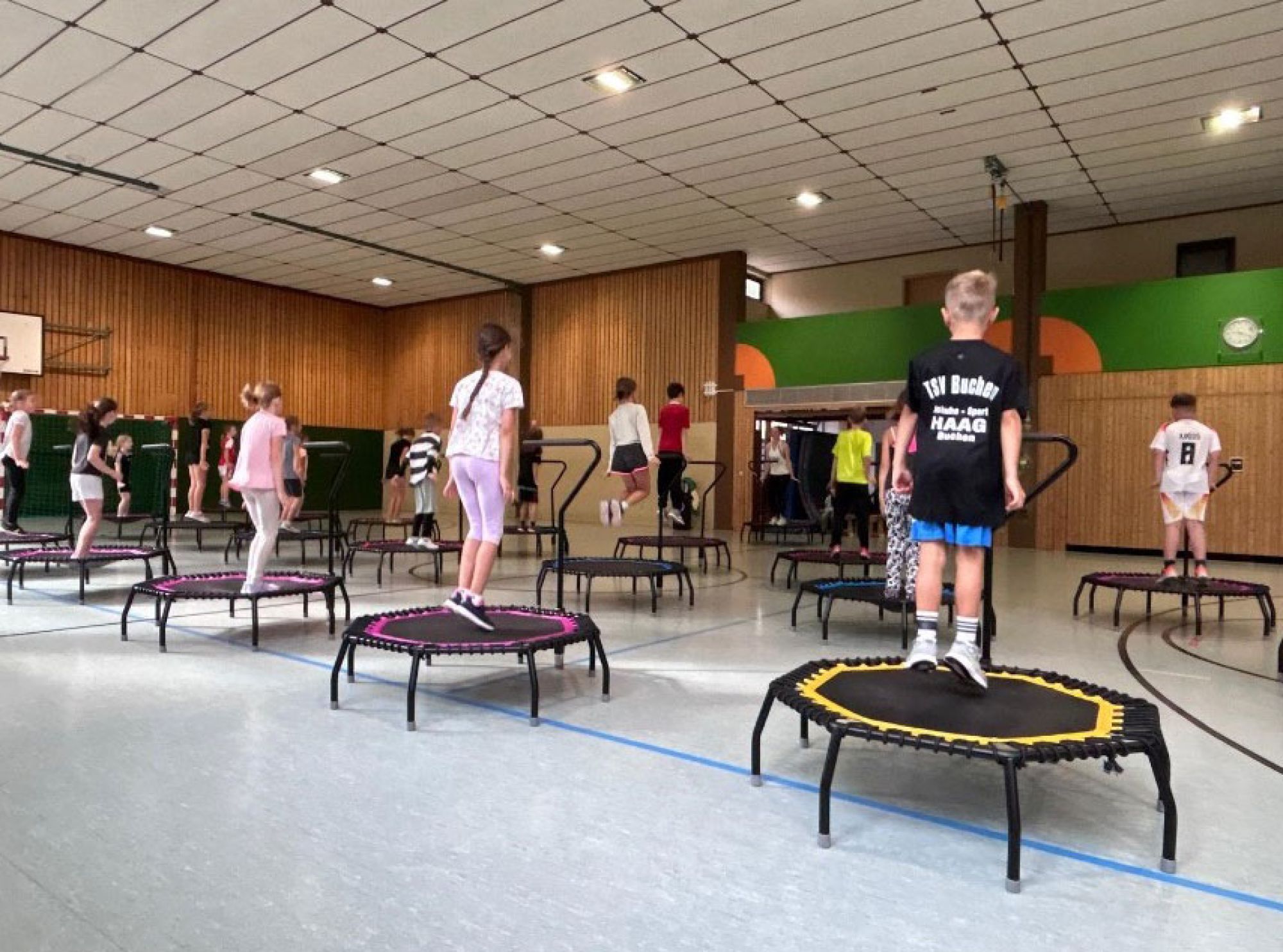 Kinder in der Turnhalle auf Trampolinen