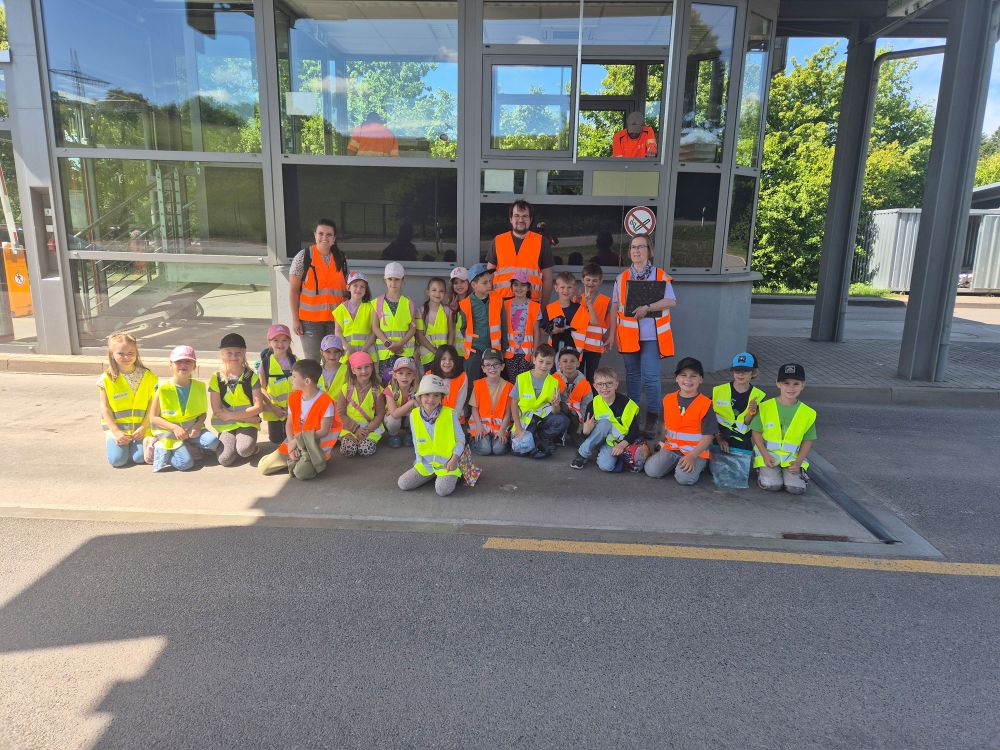Die Klasse 1 der Grundschule Mudau beim Besuch der KWiN in Buchen.