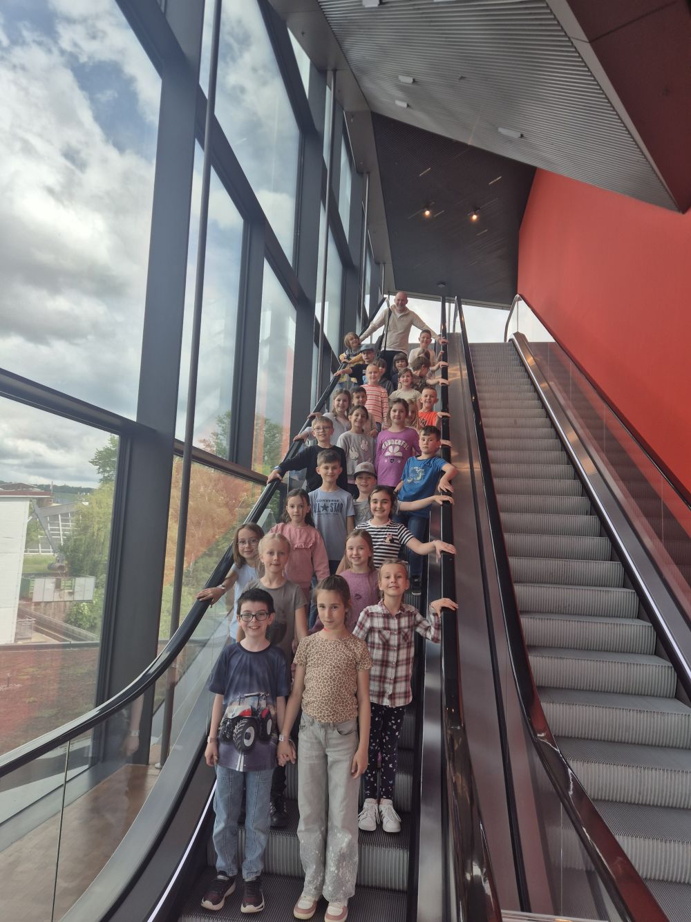 Gruppenfoto Klasse 2 auf der Rolltreppe