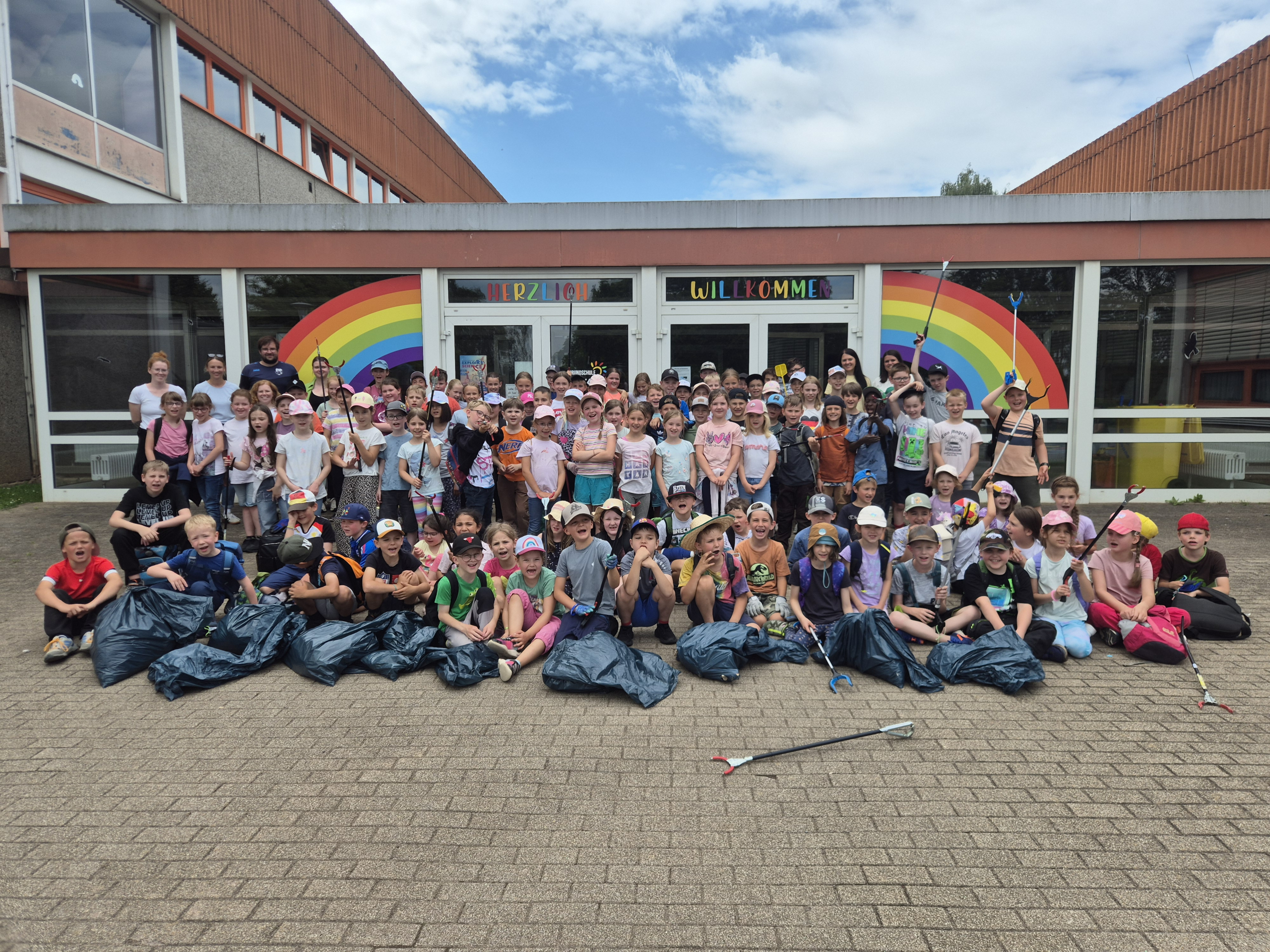 Schulgemeinschaft mit gesammeltem Müll
