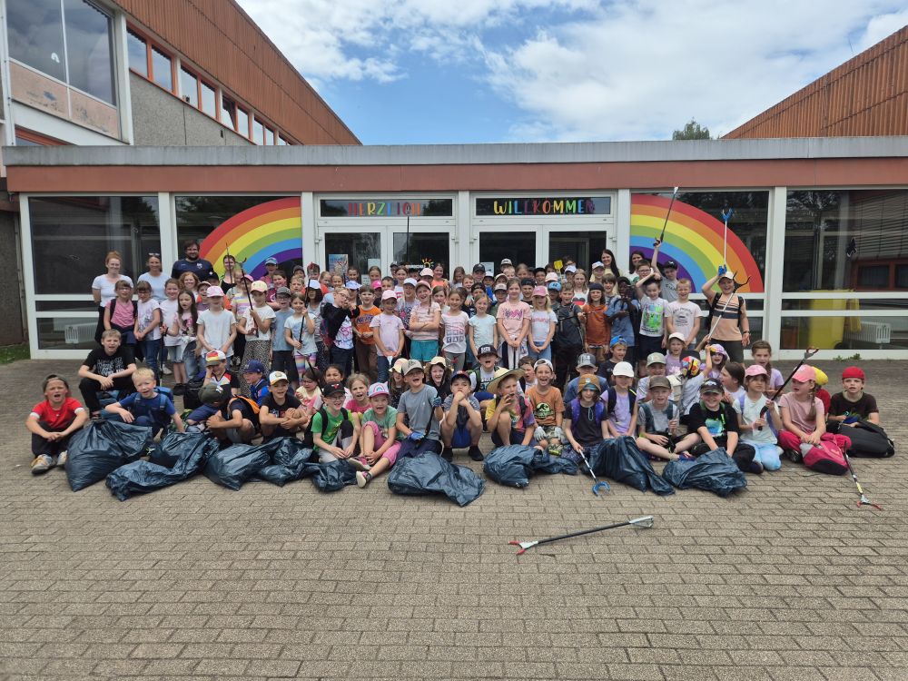 Schulgemeinschaft mit gesammeltem Müll