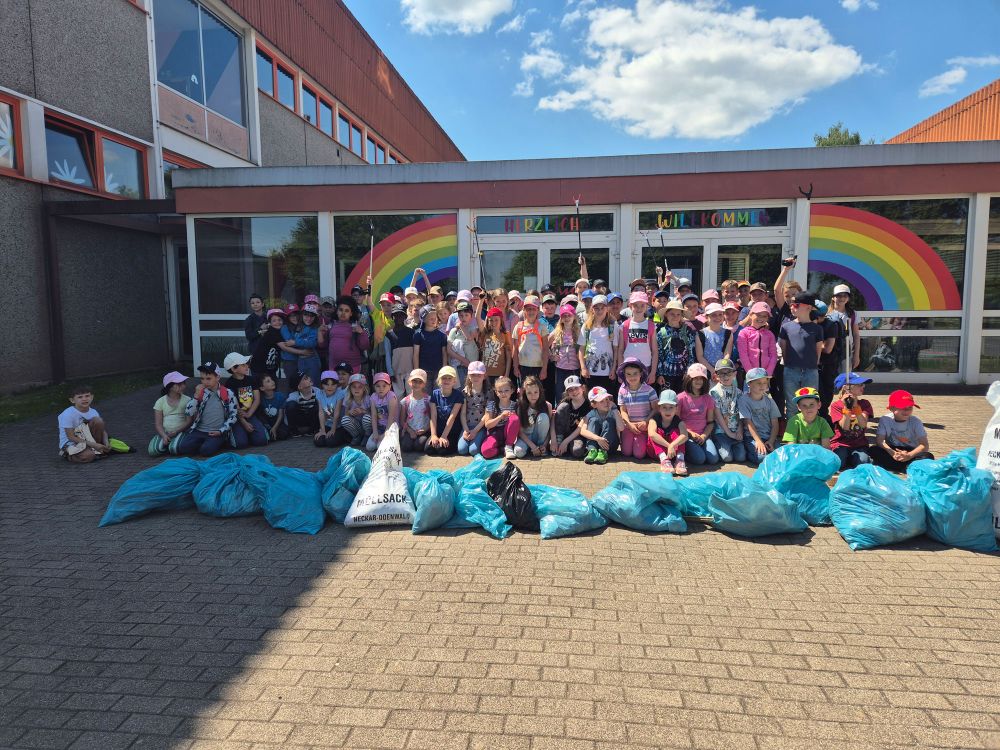 Kinder der Grundschule Mudau mit dem gesammelten Müll